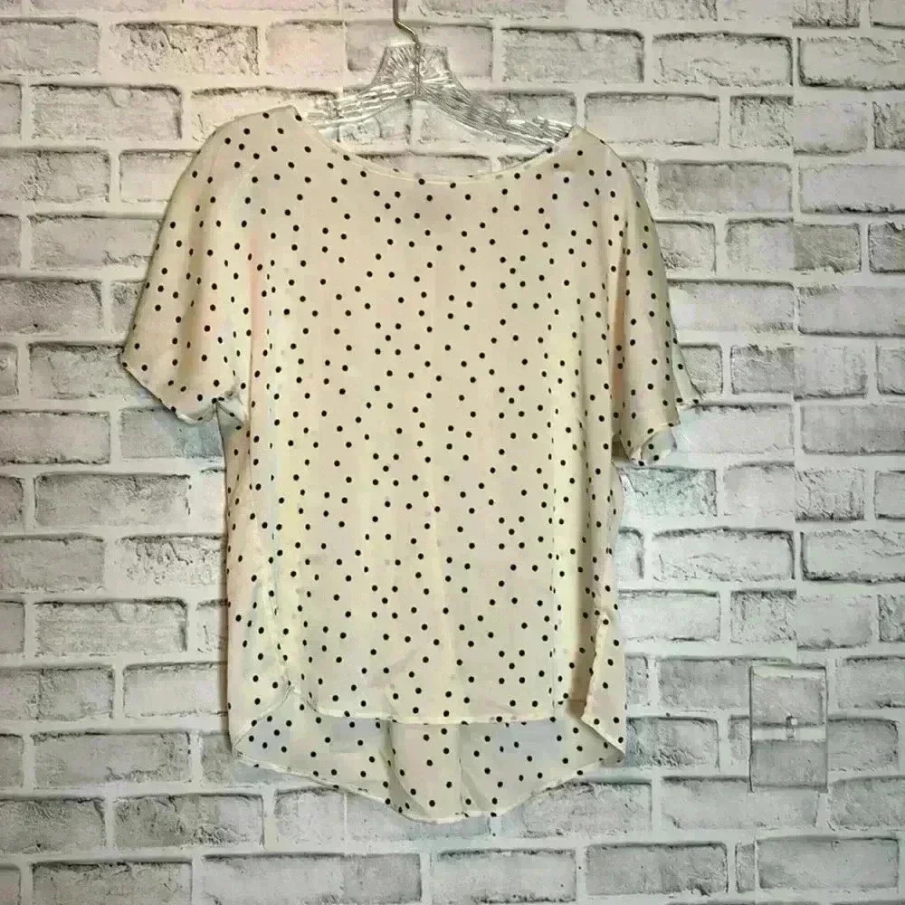 Vince Camuto short sleeve cream‎ dot print blouse with pleats in the back